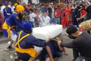 लखनऊ: नगर कीर्तन में पंज प्यारों ने दिखाए हैरतअंगेज करतब, उमड़ी भारी भीड़