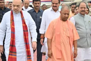 वाराणसी: गृहमंत्री अमित शाह का बाबतपुर एयरपोर्ट पर सीएम योगी ने किया स्वागत