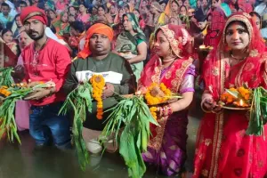 बहराइच: उगते सूर्य को अर्घ्य देकर महिलाओं ने तोड़ा व्रत, धूमधाम से मनाया गया छठ पर्व