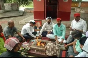 उन्नाव: मुलायम सिंह के शीघ्र स्वस्थ होने को लेकर किया हवन