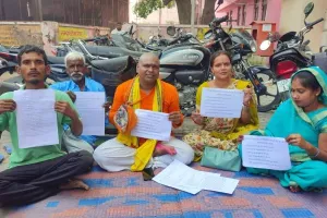 अयोध्या: डॉक्टर पर मरीज से अभद्रता का आरोप लगाते हुए धरने पर बैठीं समाजसेवी अर्चना तिवारी