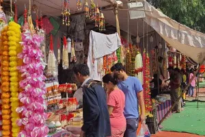 धनतेरस के मौके पर लखनऊ के बाजार हुए गुलजार, कहीं लग रही भीड़, तो कहीं ग्राहक का हो रहा इंतजार