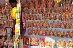 धनतेरस पर्व पर वाराणसी के बाजारों में चहल-पहल, सड़कों पर सजीं अस्थाई दुकानें