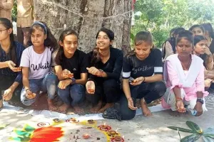 बांदा: रंगोली सजाकर छात्र-छात्राओं ने मनाया दीपोत्सव पर्व