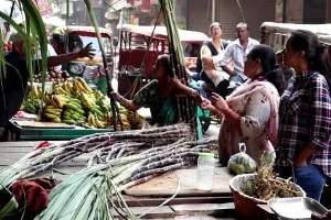 लखनऊ: छठ पूजा सामग्री की खरीदारी हुई शुरू, बाजारों में खरीदारों को बढ़ी चहल-पहल