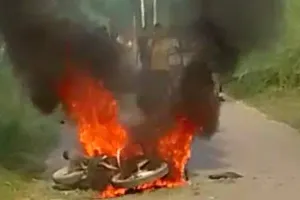 बहराइच: चलती बाइक बनी आग का गोला, युवक ने कूदकर बचाई जान