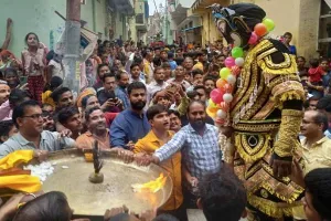 इटावा में राम और रावण दल के बीच हुआ घमासान युद्ध, देखने के लिये उमड़ी भीड़