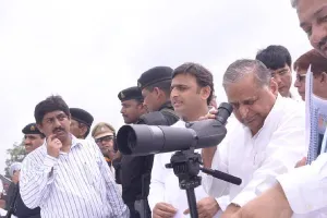 इटावा: शोक में डूबा सैफई गांव, हर शख्स की आंखों में हैं आंसू, नेताजी के निधन से सदमे में हैं समर्थक