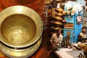 धनतेरस पर मिर्जापुर के मशहूर ‘बिन पेंदी के लोटे’ को दिन बहुरने की आस