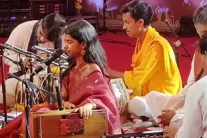 चित्रकूट: रामा रामा रटते-रटते बीती रे उमरिया …मधुबनी की मैथिली ने मधुर राग छेड़ किया मंत्रमुग्ध