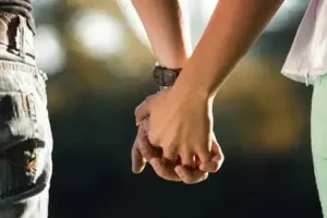 अजब प्रेम की गजब कहानी: प्रेमिका से मिलने घर पहुंचे प्रेमी को पहले ग्रामीणों ने पीटा, फिर करा दी शादी