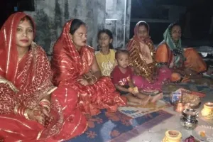 हरदोई: गंगा मैया में जब तक कि पानी रहे… पति की लंबी उम्र के लिए सुहागिनों ने रखा निर्जला व्रत