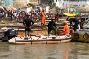 वाराणसी: शीतला घाट पर परिवार के साथ आया बालक गंगा में डूबा, दो लोग बचाये गये
