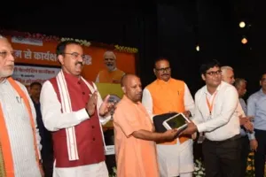 फेलोशिप योजना में चयनित शोधार्थियों को मुख्यमंत्री योगी ने बांटे टैबलेट