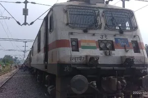 बाराबंकी में सरयू यमुना एक्सप्रेस का इंजन हुआ फेल, यात्री बेहाल