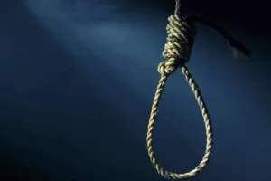 आगरा: पेड़ से लटकता मिला राजमिस्त्री का शव, परिजनों में कोहराम