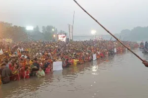 छठ पर्व 2022: उगते सूर्य को अर्घ्य देने सुल्तानपुर के  सीताकुंड धाम पर उमड़ा सैलाब, देखें तस्वीरें