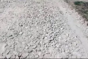 अयोध्या: सड़क निर्माण में मानकों की अनदेखी! ग्रामीणों ने कहा- बिना डामर हटाए बिछा दी गई गिट्टी