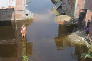 बरेली: नगर निगम सीमा की किला नदी उफनाई, आबादी में घुसा पानी तो मुश्किलों से घिरे लोग