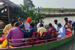 बस्ती: बाल-बाल बचे विधायक और प्रशासनिक अधिकारी, बाढ़ राहत सामग्री बांटते समय पुल से टकराई नाव