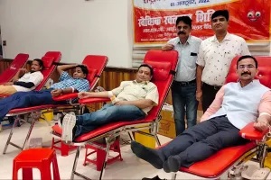 बरेली: IMA हाॅल में डॉक्टरों ने किया स्वैच्छिक रक्तदान, बताए इसके फायदे