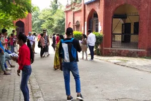 बरेली कॉलेज में एडमिशन को लेकर महिला ने काटा हंगामा, सीटें फुल होने पर भड़की