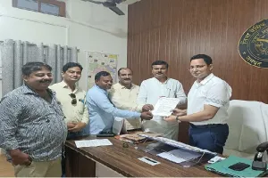 पदोन्नति एवं वेतन भुगतान को लेकर बीएसए को सौंपा ज्ञापन