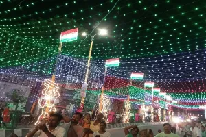 रोशनी से जगमगाया शहर, सड़क और देवी पंडालों में उमड़ी आस्था