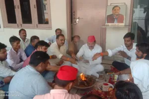 बरेली: SP कार्यालय में हवन का आयोजन, मुलायम सिंह की दीर्घायु के लिए की पूजा-अर्चना