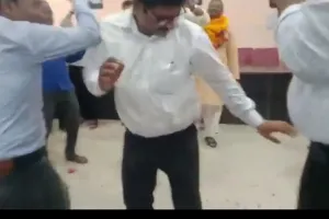 गांधी जयंती पर तहसीलदार ने लगाए ठुमके