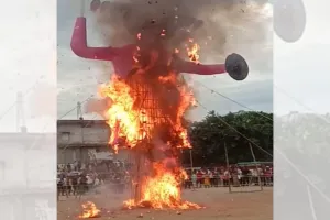 औरैया: असत्य पर सत्य की जीत, रामलीला ग्राउंड पर धूं-धूंकर जला रावण का पुतला