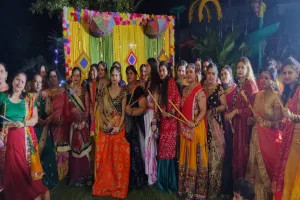 पीलीभीत: महिलाओं और बच्चों ने गरवा नृत्य में बांधा समां, बैज लगाकर किया सम्मानित