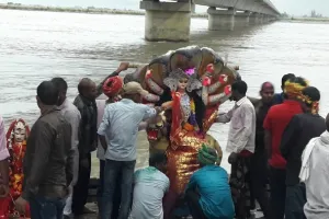 अयोध्या: भारी बारिश के बीच विसर्जन, भंडारा आयोजकों को 20 लाख का नुकसान