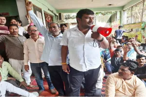 इटावा: उपजिलाधिकारी नही खत्म करा सकीं हड़ताल