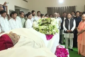 सैफई पहुंचा नेताजी का पार्थिव शरीर, सीएम योगी ने पुष्प चढ़ाकर दी श्रद्धांजलि