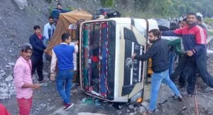 गरमपानी: कनवाड़ी की पहाड़ी के समीप वाहन अनियंत्रित होकर मोटर मार्ग में पलटा