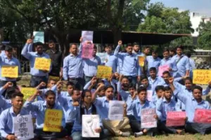 हल्द्वानी: जायड्स वेलनेस कंपनी के कर्मचारियों ने किया प्रदर्शन