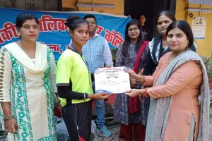 प्रदेश स्तरीय वॉलीबॉल में खेलीं रामपुर की खिलाड़ी, मेडल पहनाकर किया सम्मानित