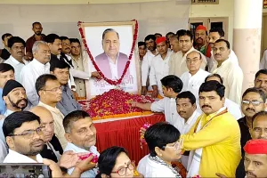 बरेली: सपा संरक्षक मुलायम सिंह यादव को सपाइयों ने दी श्रद्धांजलि, योगदान को किया याद