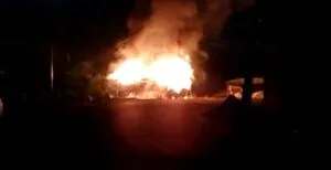 सुल्तानपुर पट्टी: सिलेंडरों से भरा ट्रक पलटा, बना आग का गोला