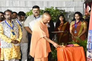गोरखपुर: शहीदों की याद में सीएम योगी ने जलाया दीया