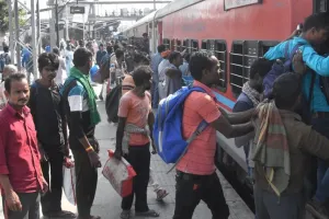 बरेली: स्लीपर कोच ठसाठस, जनरल में शौचालय में किया सफर