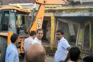 अवैध अतिक्रमण अभियान : भक्ति पथ पर चला बुलडोजर, दुकानदान भी सामान समेटने में जुटे