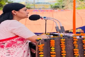 बाराबंकी : सपा-भाजपा के गढ़ में सियासी जमीन तलाशती नजर आई अनुप्रिया