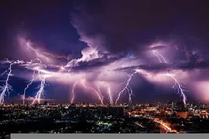 आपदा  : तेज आवाज़ के साथ घनी आबादी में गिरी बिजली