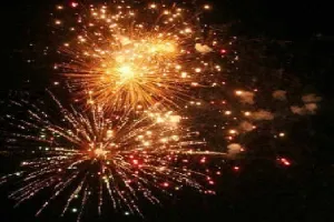 दीपावली पर आतिशबाजी : दियों और टिमटिमाती झालरों से जगमगाया शहर