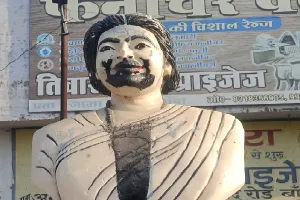 अराजकतत्वों की शर्मनाक हरकत : इंदिरा गांधी की प्रतिमा पर कालिख पोती
