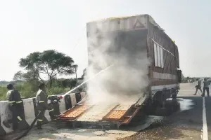 इटावा : ट्रक में लगी आग, लाखों का सामान जलकर राख