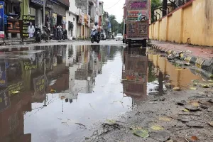 मुरादाबाद : बारिश से बिगड़ी शहर की सूरत, सड़कों पर कीचड़ और गंदगी जमा, निकलना हुआ दूभर