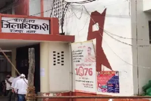 केरोसिन लेकर कलेक्ट्रेट पहुंचा युवक, आत्मदाह का किया प्रयास, बोला- पत्नी खाना नहीं देती